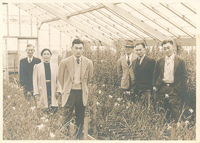 家族で営む園芸場でのコレマツ（左から３人目。1939年、カリフォルニア州オークランド市）　Fred Korematsu his family in the family flower nursery in Oakland, CA, 1939 (Photo Courtesy of the Fred T. Korematsu Institute)