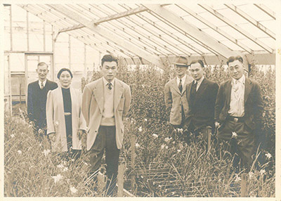 家族で営む園芸場でのコレマツ(左から3人目。1939年、カリフォルニア州オークランド市) Fred Korematsu his family in the family flower nursery in Oakland, CA, 1939 (Photo Courtesy of the Fred T. Korematsu Institute)