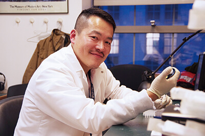 細胞を扱うために休日もラボに出勤するという小川先生。コーネル医科大学の研究室で