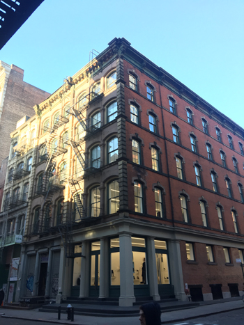 ソーホーはハワードストリートの30番地と32番地に立つパトナム社ビル=2017年12月撮影