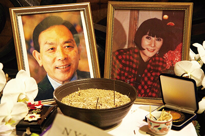 会場では、ありし日の倉岡夫妻の姿をビデオで上映。加山雄三さん、松岡修造さんらも弔辞を寄せた（photo: 本紙）