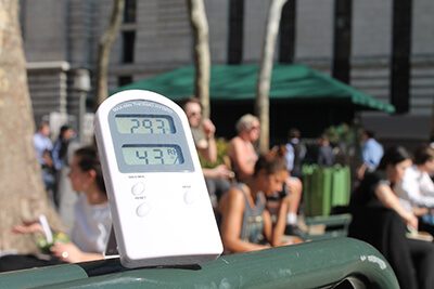 直射日光の下、簡易温度計は摂氏29.3度を計測＝21日午後２時20分、マンハッタン区のブライアントパークで撮影 (photo: Yuriko Anzai / 本紙) 