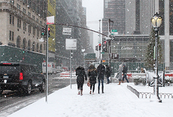 雪が積もり、歩くのも一苦労だ＝21日、マンハッタン区（photo: 本紙）