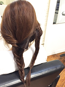 残りの毛もフィッシュボーン編みにし、軽くほぐします。