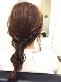 右サイドの毛束が上に来るように２つをまとめ、毛先をゴムで留めます。中央はＵピンを使うGOOD！