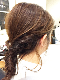 サイドの毛をゆるく耳にかければ大人ヘアの完成！ ヘアアクセをつけて違った印象にしても◎