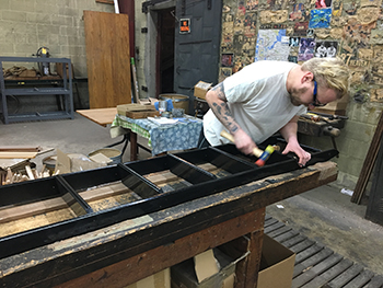 アセンブリー（組み立て）担当のショーンさん。ポーランド出身の職人で勤続10年