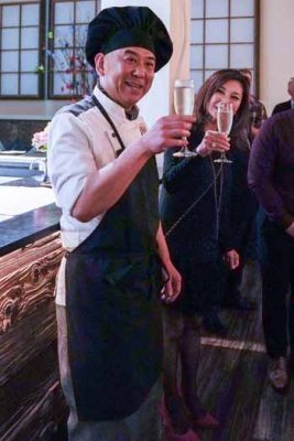乾杯する萩原さん（左）と経営パートナーの青木恵子さん