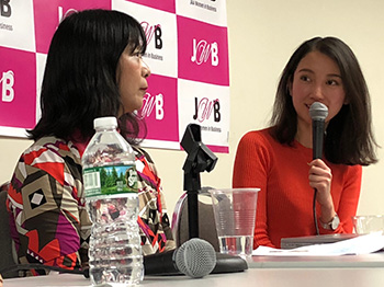 講演後のパネルディスカッションで意見を述べる伊藤詩織さん（右）と伊藤和子さん（photo: Yuriko Anzai / 本紙）