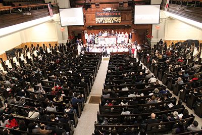 教会には約440人が集まった（いずれも photo: Yuriko Anzai / 本紙） 