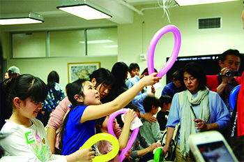 静電気の力を使っておもしろ実験ができるよ　