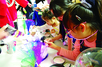 太陽の光は何色かな？ 赤、青、緑の光を混ぜると白くなるんだよ