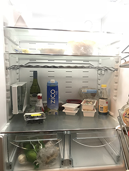 数えられるほどの食べ物しか入っていない冷蔵庫