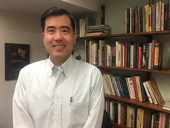 コロンビア大学で知られざるニューヨークの日系人史を教えるダニエル・H・イノウエ准教授。弁護士の資格も持つ