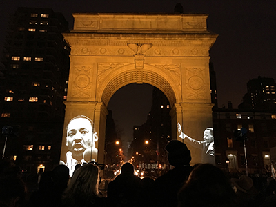 自らの死を予感したかのように「あなたたちとは一緒に行けないかもしれないが、ひとつの民として約束の地にたどり着くだろう」と語りかけたキング牧師最後の演説が30分間流れた=3日午後8時撮影 (photo: Asami Kato / 本紙)