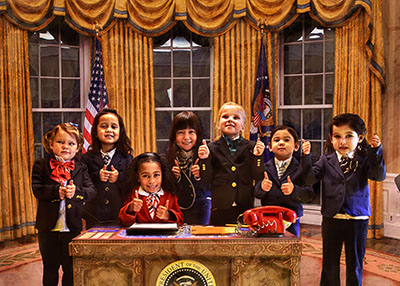 米大統領になりきった女児（左から３番目）。資金集めは５月８日まで。 https://www.kickstarter.com/ projects/radgirlbook/the-childrens-book-for-little-girls-who-dream-big から寄付できる。 目標金額は１万5000ドルで、13日午前の時点で１万4000ドル以上集まった（photo: Jen Bruno）