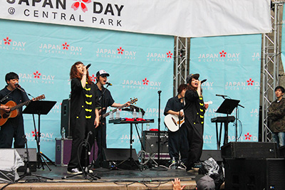 アニメ番組「ハイ!ハイ!パフィー・アミユミ」で一躍米国でも人気者となったPUFFYが登場すると会場から大歓声が上がった。13日でデビュー22周年。 大貫亜美さん(右)は「(日本は)注目されることも増えてきた。その一端を担えたらうれしい」と話した (photo: Yuriko Anzai / 本紙)