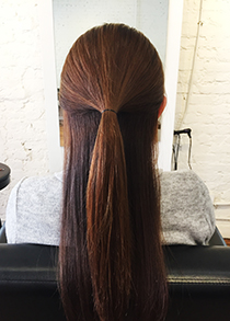 こめかみから耳前、 耳後ろの毛を少し残して ハーフアップ