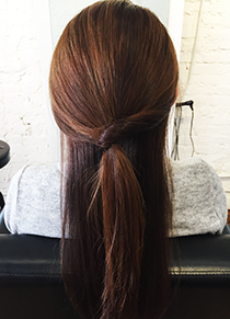 その穴の中に右から毛束を通してくるりんぱ。毛束を引っ張り形を整えます