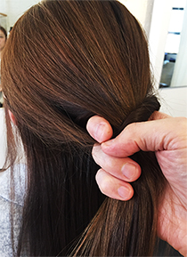 毛束をさらに上下に割って穴をあけ、左側からもくるりんぱ