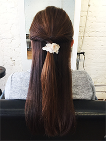 トップの毛をほぐして整え、花の飾りを付けて完成！