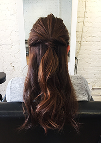 巻き髪にするとゴージャスな印象に♪