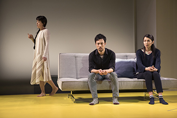 舞台の一場面。（左から）川久幸、篠原憲作、本田真穂（photo:  Julieta Cervantes）