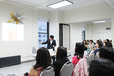 肌の仕組みと紫外線が及ぼす害について説明する荒木さん（奥、photo: Yuka Takeuchi / 本紙）