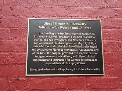 現在はレストランになっている病院跡地。銅板はクロスビー通り側の壁に設置されている=15日午前撮影 (photo: 本紙)