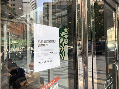 「一時閉店」の張り紙がされたマンハッタン区レキシントン街と53丁目のスターバックス＝29日午後１時25分撮影 （photo: Yuriko Anzai / 本紙）