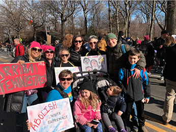 社会的弱者の権利擁護を訴えるマシューズ牧師 （前列左）ら。同教会の公式ホームページより