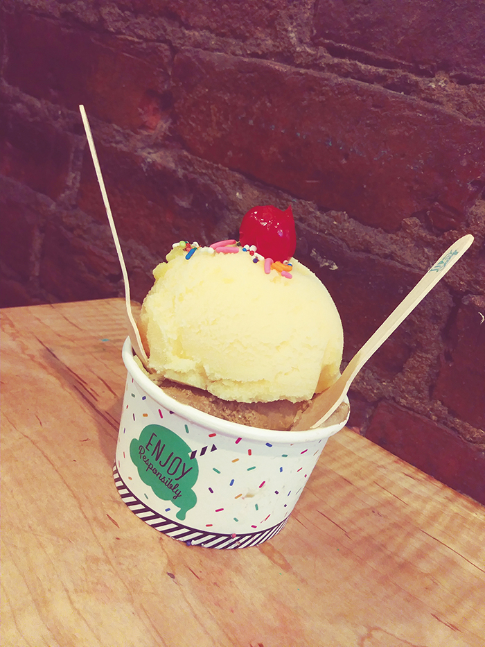 「ダーク・チョコレート・ウイスキー・ソルテッド・キャラメル」と「マンゴーマルガリータ」。カラースプリンクルとチェリーは無料