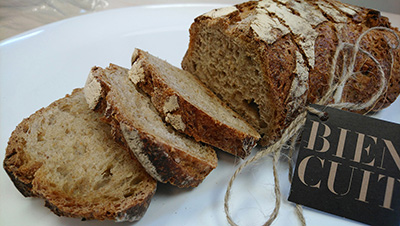 スーパーフラワーを使ったビアンキュイのパン。酸味とともに「ビール」の風味が口の中に広がる（photo: 本紙）
