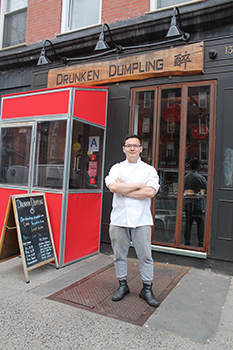 自らキッチンに立つリさん。「素材にこだわった小籠包、食べに来てね！」