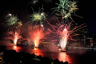 イースト川に打ち上げられた花火＝マンハッタン区から2014年７月４日撮影 （photo: Diana Robinson/Mayoral Photography Office)