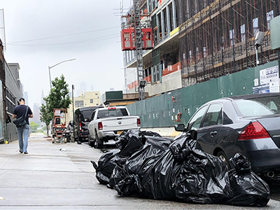 ネズミもホットなブルックリンがお好き。ウィリアムズバーグの苦情件数は市内6番目の509件=13日午後、ワイス街北12丁目で撮影 (photo: Yuriko Anzai / 本紙)
