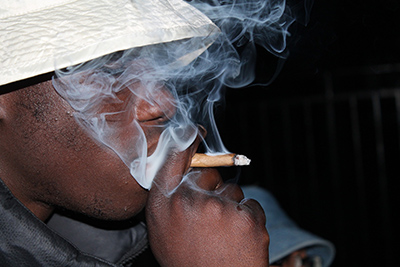 同方針により、公共の場所での大麻吸引による逮捕者は年間１万人減少する見通し