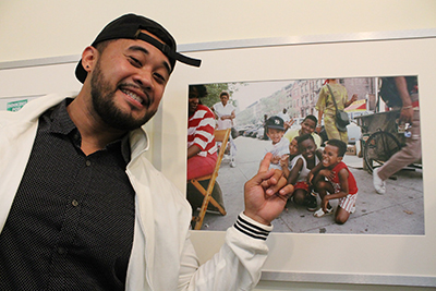 展示写真の中央左端に写るアンドリュー・ウェリントンさんは現在32歳。14日、「これはぼくだ！」と指を差して喜んでいた（photo: Yuriko Anzai / 本紙）