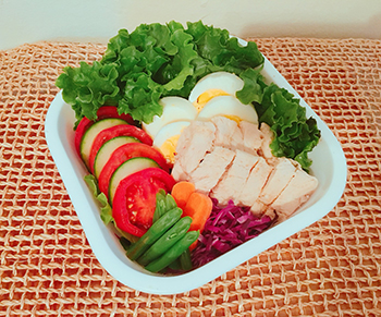 妻の有希さんが毎日作ってくれるお弁当。タンパク質やカロチン、ビタミンＢやＣなど栄養バランスも抜群