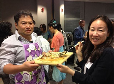 作り立ての「オタフクソース広島焼き」を大盤振る舞い