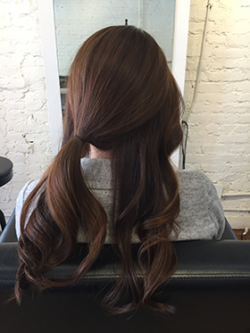 毛束を３等分にし、真ん中の毛束を左サイドで結びます