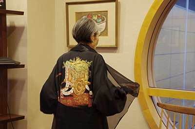 いつもスタイリッシュな樹木希林さん。この日は着物をアレンジした洋服で登場。どんなスタイルが好みかとの問いに「普段はなんでもない布をふわっとまとっているだけでいいの。軽い感じでね。飛行機内への持ち込み荷物も最少。面倒なことは一切しない」と微笑んだ