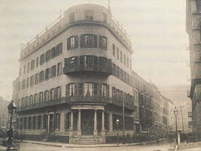 1837年に自社ビルで開業したデルモニコス・レストラン。現在も同じビルでデルモニコスとして営業（写真は1900年当時）