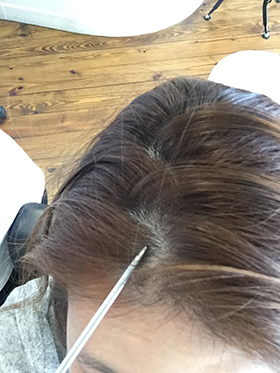 こなれ感を出したいときは、ジグザグ分け目にチャレンジ！ コームを寝かしたままジグザグを作ると根元が立ってふわっと柔らかい印象に♪ 