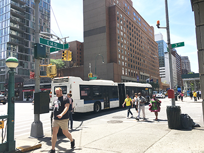 バス専用レーンの「ハブ」になる予定の３番街14丁目（photo: Asami Kato / 本紙）