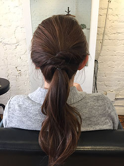 結んだ毛束をくるりんぱ。形を整えて完成！