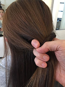 毛束をさらに上下に割って穴をあけ、左側からもくるりんぱ