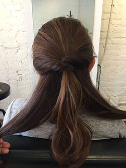 下の毛束を２つに割り、