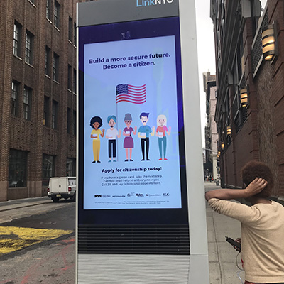 LinkＮＹＣキオスクに表示された広告（photo: Yamilka Mena, NYC Mayor’s Office of Immigrant Affairs） 