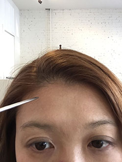 普段のスタイリングで、前髪の分け方に迷った経験はありませんか？黒目の外側の上に分け目を持ってくれば失敗ナシ！